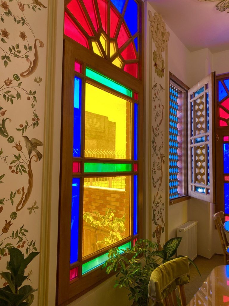 جاهای دیدنی ابهر و روستای ازناب؛ از باغات گردو و کوهستان تا شکوه عمارت‌های قاجاری